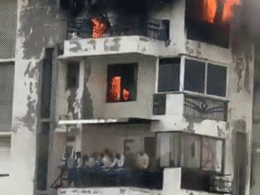 6 व्या मजल्यावर लागली आग, काचा फोडून लोकांनी मारल्या उड्या, पाहा दिल्लीतील भयंकर Video