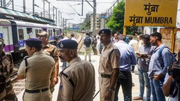 Mumbra Train Accident : लोकल ट्रेनचे दरवाजे आपोआप बंद झाल्यास काय होईल ?