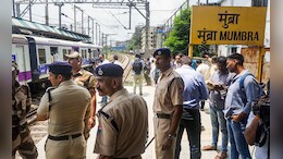 Mumbra Local Train Accident : तो प्रवासी अपघातासाठी कारणीभूत? दोन्ही लोकलमध्ये होते अवघे 0.75 मीटरचं अंतर