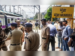 Mumbra Local Train Accident : तो प्रवासी अपघातासाठी कारणीभूत? दोन्ही लोकलमध्ये होते अवघे 0.75 मीटरचं अंतर Mumbra Local Train Accident : तो प्रवासी अपघातासाठी कारणीभूत? दोन्ही लोकलमध्ये होते अवघे 0.75 मीटरचं अंतर