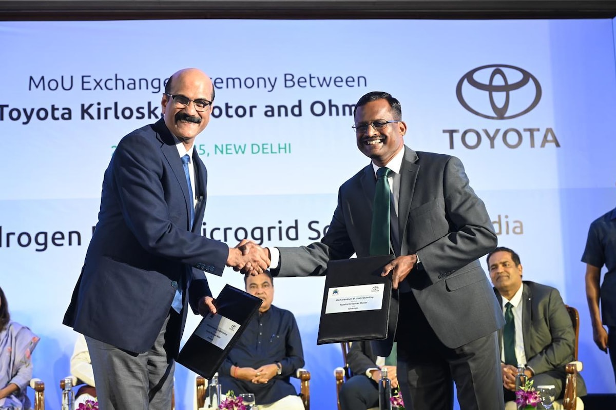 MoU Exchange Signing between Mr. Sudeep Dalvi, Senior Vice President & Head State Affairs - Toyota Kirloskar Motor and Dr Chock Karuppiah, CSTO, Ohmium International MoU Exchange Signing between Mr. Sudeep Dalvi, Senior Vice President & Head State Affairs - Toyota Kirloskar Motor and Dr Chock Karuppiah, CSTO, Ohmium International