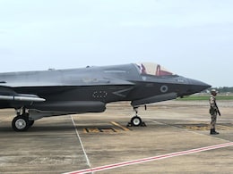 केरल में 6 दिन से बीमार खड़े F-35 के लिए भारत ने दिया 'ऑफर', क्यों डर गया ब्रिटेन! केरल में 6 दिन से बीमार खड़े F-35 के लिए भारत ने दिया 'ऑफर', क्यों डर गया ब्रिटेन!