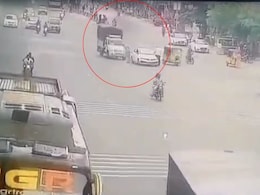 ये कैसी लापरवाही! सड़क पर खड़ी महिला को तेज रफ्तार कार ने मारी टक्कर, हुई मौत, वीडियो वायरल ये कैसी लापरवाही! सड़क पर खड़ी महिला को तेज रफ्तार कार ने मारी टक्कर, हुई मौत, वीडियो वायरल
