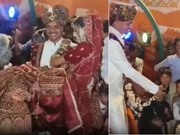 स्टेज पर चढ़ते हुए हाथ देने में ड्रामा कर रही थी दुल्हन, फिर दूल्हे ने आगे बढ़कर जो किया, शर्म से पानी-पानी हो गई दुल्हनिया स्टेज पर चढ़ते हुए हाथ देने में ड्रामा कर रही थी दुल्हन, फिर दूल्हे ने आगे बढ़कर जो किया, शर्म से पानी-पानी हो गई दुल्हनिया