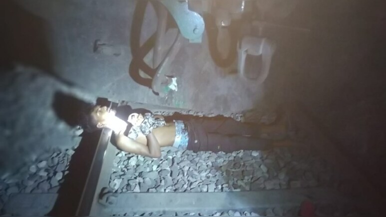 Rajasthan: बेहोश और हाथ बंधे हुए, पटरी पर लेटा मिला युवक, लोको पायलट ने ट्रेन रोक कर बचाई जान 