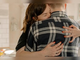 अजीबोगरीब प्यार भरा कारोबार...लड़कियों को यहां गले लगाकर पैसे कमा रहे लड़के, 5 मिनट के लिए चार्ज कर रहे हैं 600 रुपये अजीबोगरीब प्यार भरा कारोबार...लड़कियों को यहां गले लगाकर पैसे कमा रहे लड़के, 5 मिनट के लिए चार्ज कर रहे हैं 600 रुपये