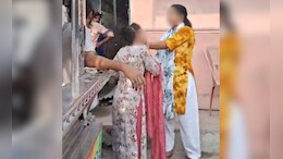 पति से गुफ्तगू युवती को पड़ी भारी, पत्नी ने बीच बाजार में पकड़े बाल और जमकर की पिटाई