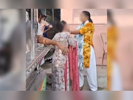 पति से गुफ्तगू युवती को पड़ी भारी, पत्नी ने बीच बाजार में पकड़े बाल और जमकर की पिटाई पति से गुफ्तगू युवती को पड़ी भारी, पत्नी ने बीच बाजार में पकड़े बाल और जमकर की पिटाई