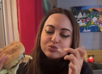 Birthday Girl Sonakshi Sinha Is The Happiest With A Cheesy Burger And Here's Proof Birthday Girl Sonakshi Sinha Is The Happiest With A Cheesy Burger And Here's Proof
