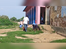 बिहार: स्कूल में टीचर ही बच्चों से साफ-सफाई और घास उखड़वाते आए नजर, शिक्षा व्यव्सथा पर उठ रहे सवाल बिहार: स्कूल में टीचर ही बच्चों से साफ-सफाई और घास उखड़वाते आए नजर, शिक्षा व्यव्सथा पर उठ रहे सवाल