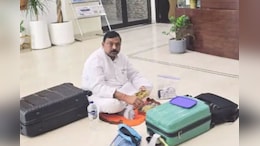 झारखंड भवन में धरने पर बैठे भाजपा विधायक, फर्श पर ही टिफिन निकाल लगे खाने, जानिए कारण