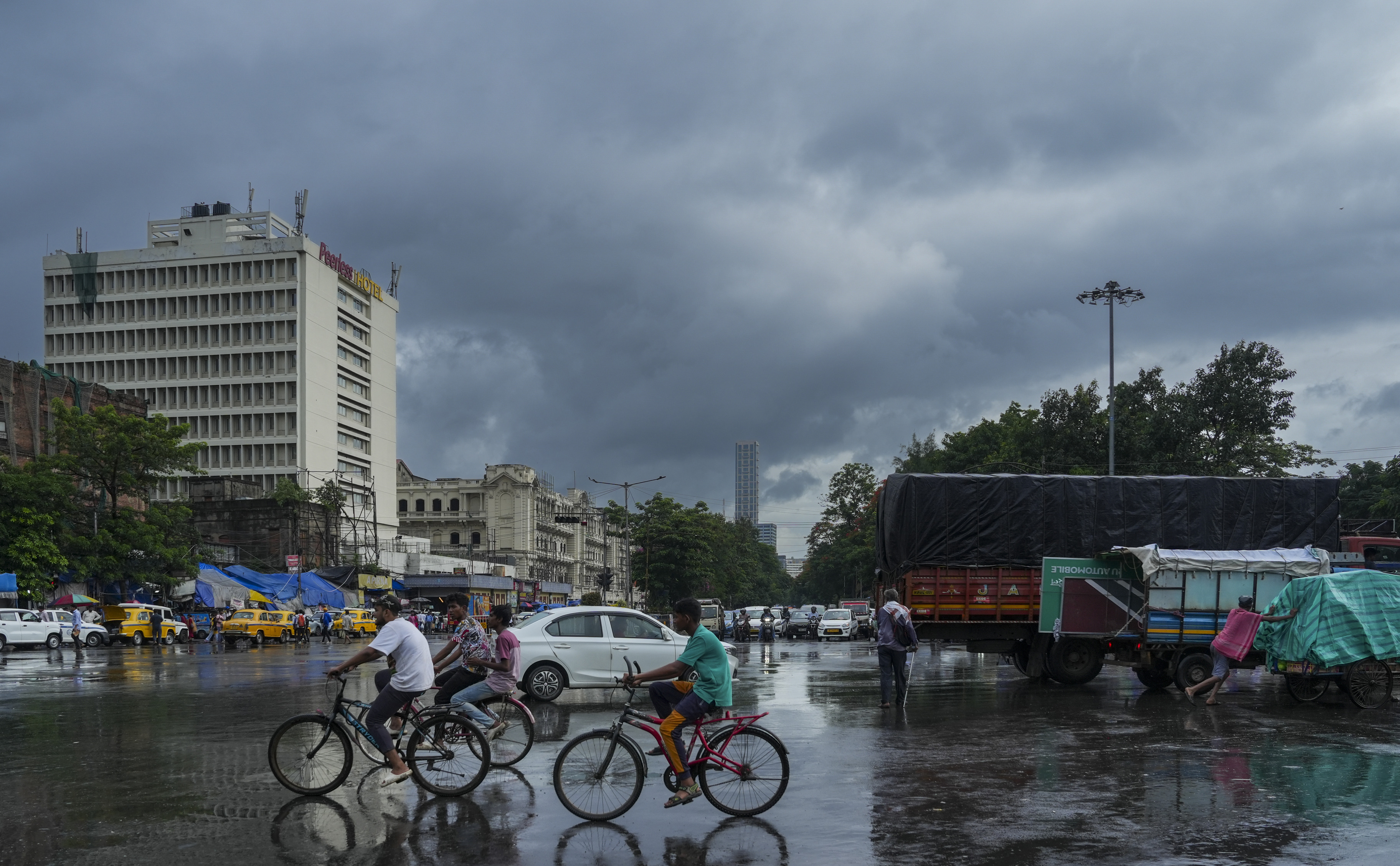 दिल्ली-NCR में तपती गर्मी से राहत, कई इलाकों में तेज हवा के साथ झमाझम बारिश; जानें IMD का अपडेट
