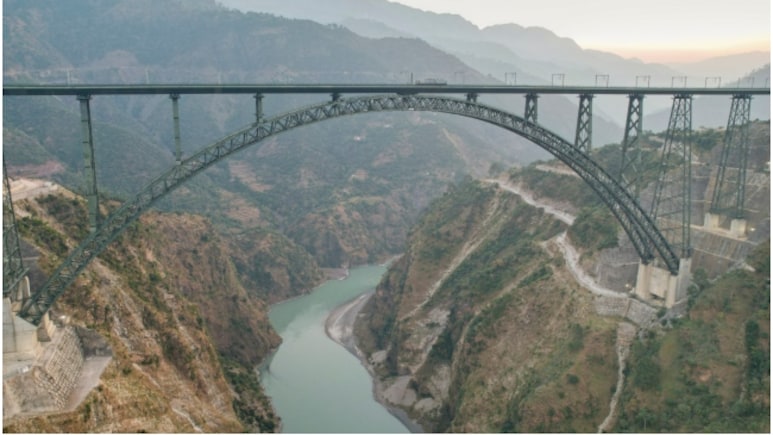 बादलों के ऊपर, पहाड़ों के बीच... एफिल टावर से भी ऊंचा चिनाब ब्रिज कैसे बना? जानिए यहां