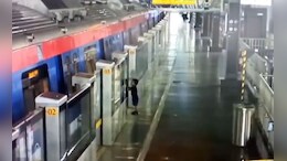 Bangur Nagar Metro News: मेट्रोचा दरवाजा बंद झाल्याने चिमुकला अडकला, कर्मचाऱ्याच्या सतर्कतेमुळे अनर्थ टळला; पाहा VIDEO