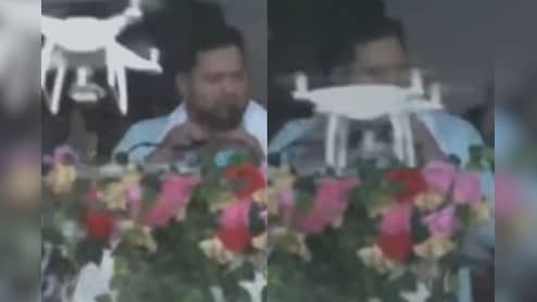 पटना में रैली के दौरान बाल-बाल बचे तेजस्वी यादव, मंच पर पोडियम से टकराया ड्रोन, VIDEO