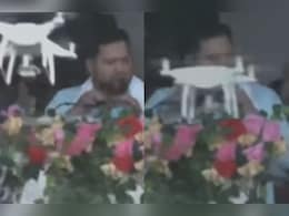 पटना में रैली के दौरान बाल-बाल बचे तेजस्वी यादव, मंच पर पोडियम से टकराया ड्रोन, VIDEO पटना में रैली के दौरान बाल-बाल बचे तेजस्वी यादव, मंच पर पोडियम से टकराया ड्रोन, VIDEO