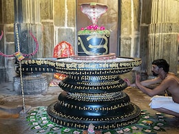 Shravan 2025 : श्रावण महिना कधापासून सुरु होणार? जाणून उपवास, पूजा आणि धार्मिक फायदे Shravan 2025 : श्रावण महिना कधापासून सुरु होणार? जाणून उपवास, पूजा आणि धार्मिक फायदे
