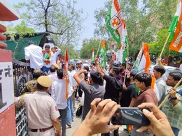 जयपुर में चिरंजीवी स्वास्थ्य बीमा योजना के लिए हंगामा, युवा कांग्रेस का प्रदर्शन; कलेक्ट्रेट के बाहर पुलिस से झड़प जयपुर में चिरंजीवी स्वास्थ्य बीमा योजना के लिए हंगामा, युवा कांग्रेस का प्रदर्शन; कलेक्ट्रेट के बाहर पुलिस से झड़प