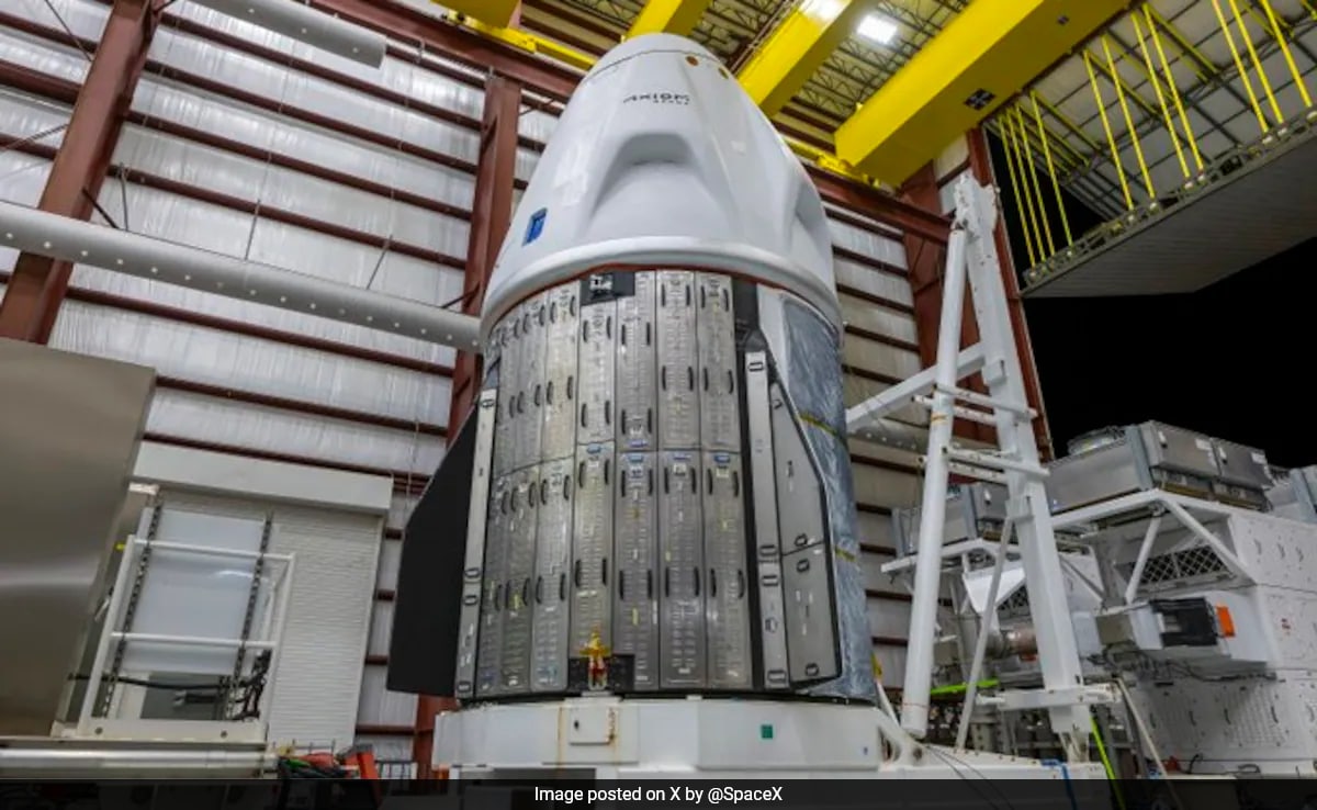 Първата снимка на космическия кораб Дракон готов да пренесе индийския