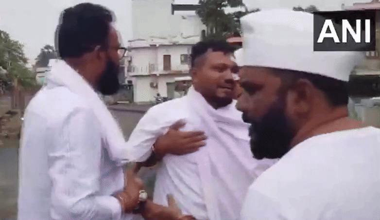 आज बेइंतहा दर्द में अहमदाबाद विमान हादसे में बचे विश्वास, भाई को दिया कंधा, बिलख-बिलख कर रो पड़े 