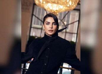 Priyanka Chopra Picks Between Mumbai's Vada Pav And Classic Hot Dog: Her Choice Will Surprise You Priyanka Chopra Picks Between Mumbai's Vada Pav And Classic Hot Dog: Her Choice Will Surprise You