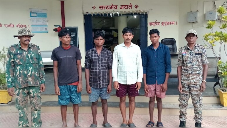 Bijapur News: IED ब्लास्ट और आगजनी में शामिल 4 माओवादी गिरफ्तार, सभी पर घोषित था इनाम Bijapur News: IED ब्लास्ट और आगजनी में शामिल 4 माओवादी गिरफ्तार, सभी पर घोषित था इनाम