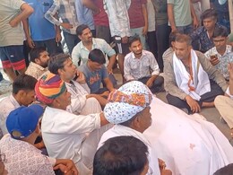 राजस्थान: बजरी डंपर ने सब्जी विक्रेता को कुचला, गुस्साए लोग शव के साथ हाईवे पर बैठे राजस्थान: बजरी डंपर ने सब्जी विक्रेता को कुचला, गुस्साए लोग शव के साथ हाईवे पर बैठे