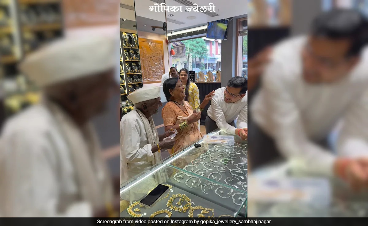 jalna Когато 93 годишен селянин облечен в традиционен бял Dhoti Kurta и