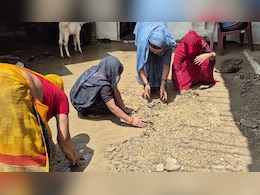 शिवपुरी में मानसून की पहली ही बरसात बनी आफत, कई किसानों को लाखों का नुकसान; बारिश में बहा अनाज शिवपुरी में मानसून की पहली ही बरसात बनी आफत, कई किसानों को लाखों का नुकसान; बारिश में बहा अनाज