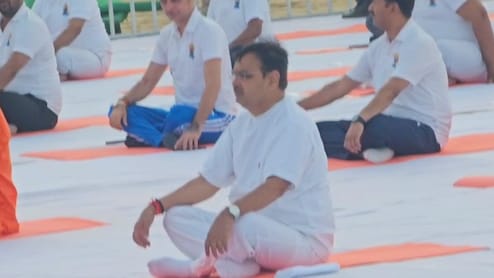 अंतरराष्ट्रीय योग दिवस: जैसलमेर के रेतीले धोरों पर सीएम भजनलाल ने किया योग, दिया स्वस्थ राजस्थान का संदेश