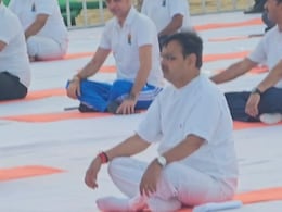 अंतरराष्ट्रीय योग दिवस: जैसलमेर के रेतीले धोरों पर सीएम भजनलाल ने किया योग, दिया स्वस्थ राजस्थान का संदेश अंतरराष्ट्रीय योग दिवस: जैसलमेर के रेतीले धोरों पर सीएम भजनलाल ने किया योग, दिया स्वस्थ राजस्थान का संदेश
