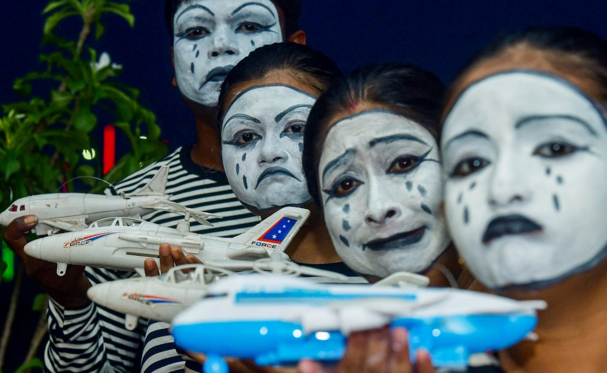 अगरतला में माइम कलाकारों ने अपने हाथों में टॉय प्लेन पकड़कर अहमदाबाद विमान दुर्घटना के पीड़ितों को श्रद्धांजलि अर्पित की. इस दौरान वह काफी भावुक थे. अगरतला में माइम कलाकारों ने अपने हाथों में टॉय प्लेन पकड़कर अहमदाबाद विमान दुर्घटना के पीड़ितों को श्रद्धांजलि अर्पित की. इस दौरान वह काफी भावुक थे.