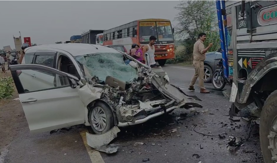 यूपी के बाराबंकी में भीषण सड़क हादसा, ट्रक से टकराई कार, 4 लोगों की दर्दनाक मौत