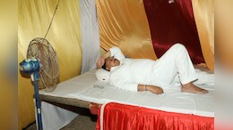 न AC, न कूलर ! 35 डिग्री टेंपरेचर में MP के ऊर्जा मंत्री तोमर टेंट में गुजार रहे हैं रात, कहा- 1 महीने तक ऐसा ही करूंगा