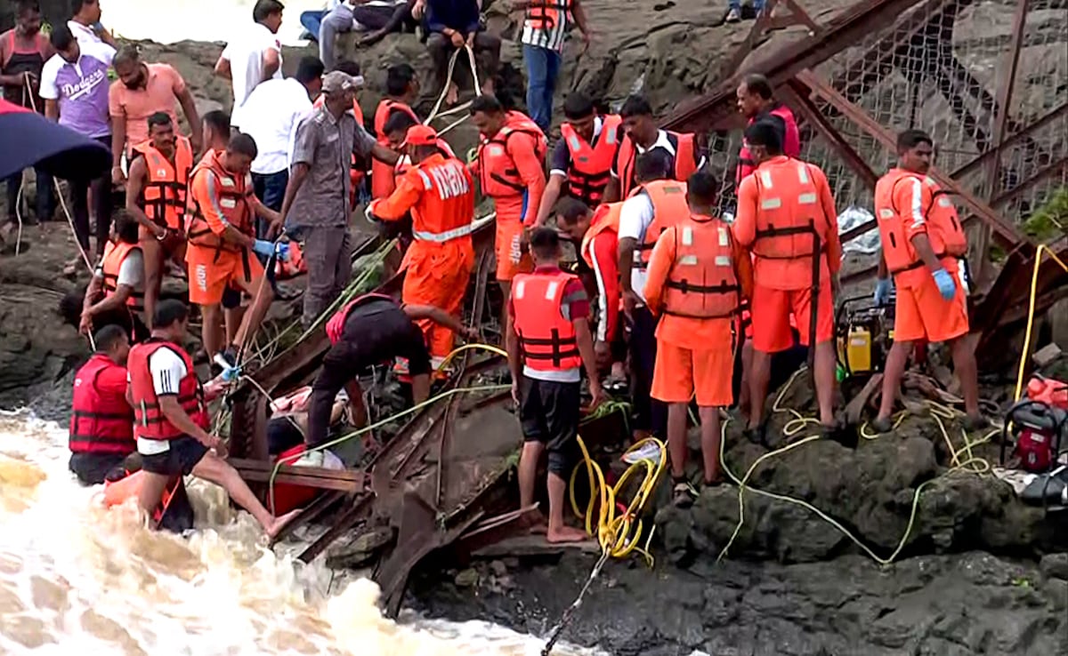 According to officials, the bridge had been declared unsafe, but 100 people were on it, and most of them were busy taking selfies. According to officials, the bridge had been declared unsafe, but 100 people were on it, and most of them were busy taking selfies.
