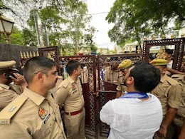 चंद्रशेखर आजाद को पुलिस ने इटौसी गांव जाने से रोका तो कार्यकर्ताओं ने की तोड़फोड़ चंद्रशेखर आजाद को पुलिस ने इटौसी गांव जाने से रोका तो कार्यकर्ताओं ने की तोड़फोड़