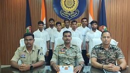 Naxal Surrender: दो इनामी समेत 7 नक्सलियों ने किया सरेंडर, सड़क खोदने के साथ करते थे ये काम