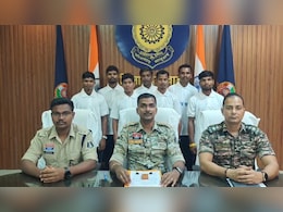 Naxal Surrender: दो इनामी समेत 7 नक्सलियों ने किया सरेंडर, सड़क खोदने के साथ करते थे ये काम Naxal Surrender: दो इनामी समेत 7 नक्सलियों ने किया सरेंडर, सड़क खोदने के साथ करते थे ये काम