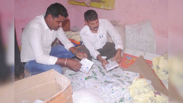 Satna News : सतना में छापामार कार्रवाई के दौरान 4 क्विंटल फंगी साइट बरामद; अब कहां छिपा है सरगना? Satna News : सतना में छापामार कार्रवाई के दौरान 4 क्विंटल फंगी साइट बरामद; अब कहां छिपा है सरगना?