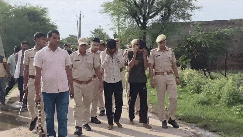 Rajasthan: दौसा पुलिस ने अपराधियों कान पकड़ कर बाजार में घुमाया, 65 लाख रुपये की लूट और हत्या का आरोप 