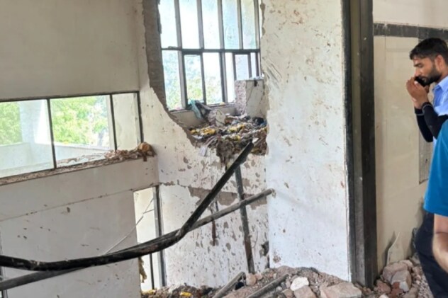 छात्रावास में कम से कम 11 लोग घायल बताए गए हैं. छात्रावास में कम से कम 11 लोग घायल बताए गए हैं.