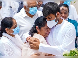 बेटे से लिपटकर फूट-फूटकर रोने लगीं विजय रूपाणी की पत्नी, परिवार ने संभाला; PHOTOS बेटे से लिपटकर फूट-फूटकर रोने लगीं विजय रूपाणी की पत्नी, परिवार ने संभाला; PHOTOS
