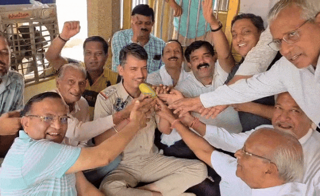 Viral Video: चौमूं इंस्पेक्टर को एक आम खिलाने उमड़ा पूरा गांव, मंदिर के लिए मांगी थी अनोखी मन्नत