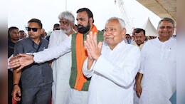 बिहार में 94 लाख परिवारों को 2-2 लाख, पेंशन 400 से बढ़ाकर 1100, मानदेय डेढ़ गुना... नीतीश का चुनावी मास्टरस्ट्रोक!&nbsp;