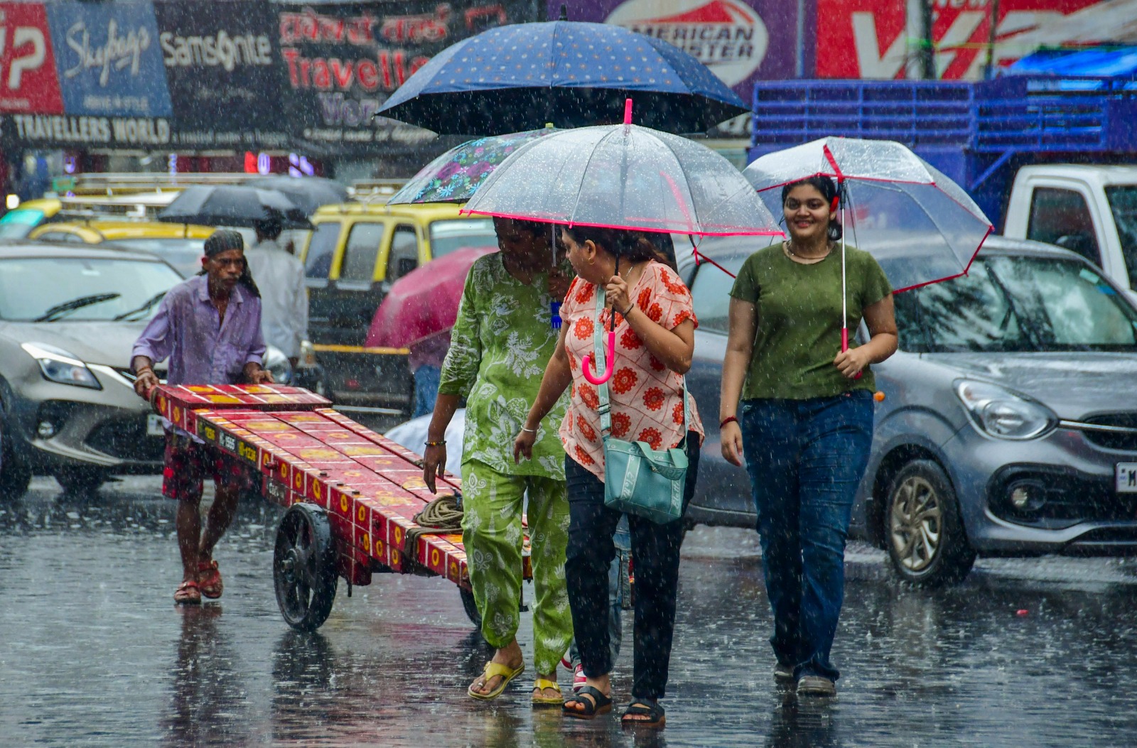 दिल्ली-एनसीआर में झमाझम बारिश से मौसम सुहाना, भीषण गर्मी और उमस से राहत