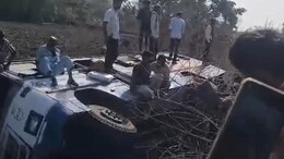 तेज रफ्तार का कहर: रावतभाटा-चित्तौड़ मार्ग पर पलटी बस, 52 घायल, 17 की हालत गंभीर