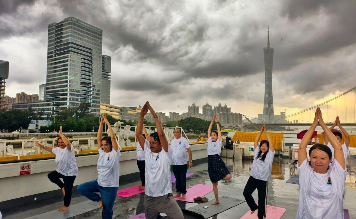 People performed yoga on the International Day of Yoga in Guangzhou, China