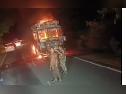 सीसी मेंबर के मारे जाने के बाद नक्सलियों में बौखलाहट, NH पर ट्रक में लगा दी आग, इलाके में अलर्ट  सीसी मेंबर के मारे जाने के बाद नक्सलियों में बौखलाहट, NH पर ट्रक में लगा दी आग, इलाके में अलर्ट