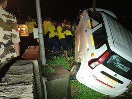 Vasai Accident: कुत्र्याला वाचवताना कार नाल्यात कोसळली; चालक थोडक्यात बचावला