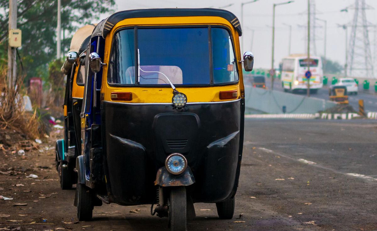 तुम्हारा रेप कर दूंगा... शॉर्ट स्कर्ट पहने लड़की से बोला ऑटो ड्राइवर, भरी सड़क ब्वॉयफ्रेंड के सामने दी धमकी